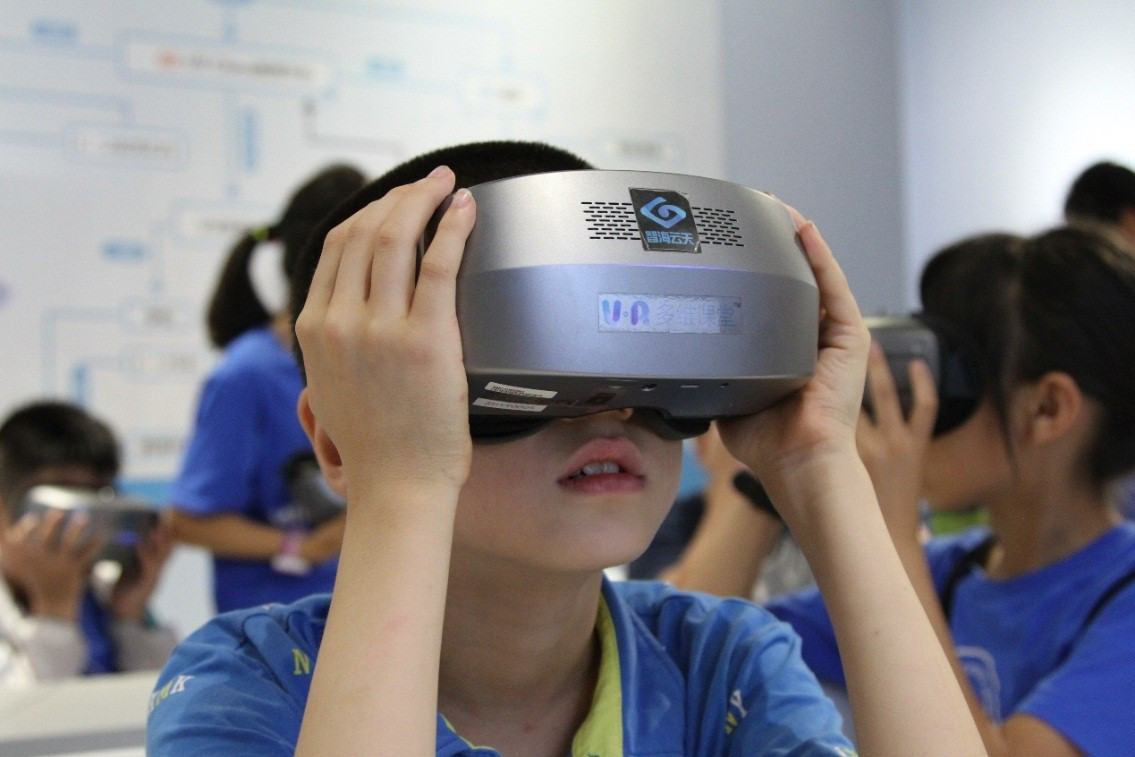 震撼感的暑假,学生涌进智海云天AR/VR教育展厅